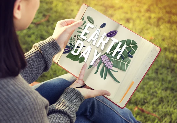 Retrato de mujer con cuaderno — Foto de Stock