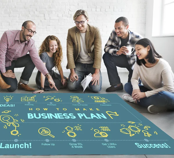 Designer arbeiten mit Plakat und Businessplan — Stockfoto