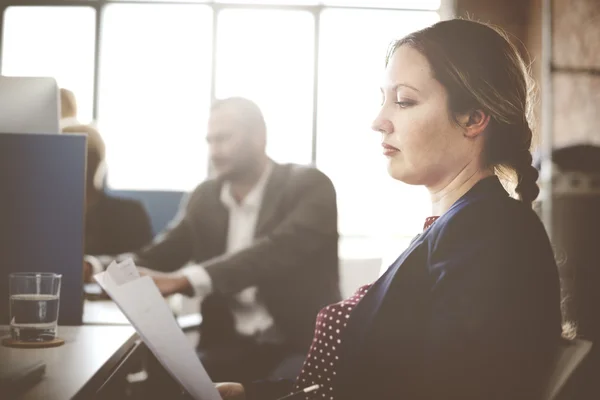 Les gens d'affaires qui travaillent — Photo