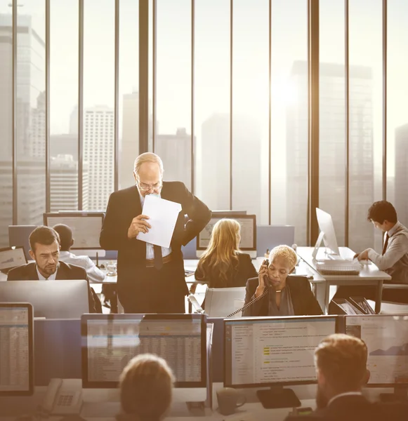 Geschäftsleute im Büro — Stockfoto