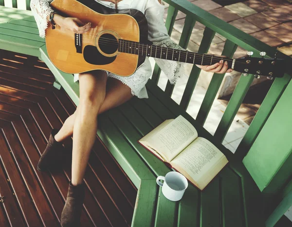 Hippie meisje met gitaar buitenshuis — Stockfoto