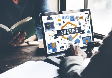 Laptop klavyesinde yazan kişi