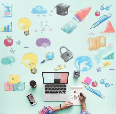 laptop ile çalışan kişi 