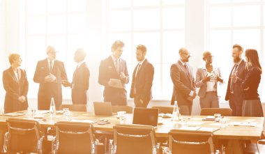 İş adamları birlikte çalışıyor.