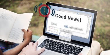 İnsanlar internet'te sörf