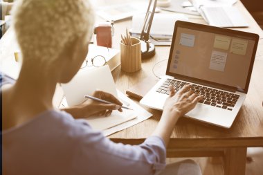 iş kadını ofiste defter ile