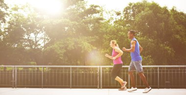 parkta çalışan insanlar