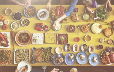 arkadaşlar büyük tablo için yemek