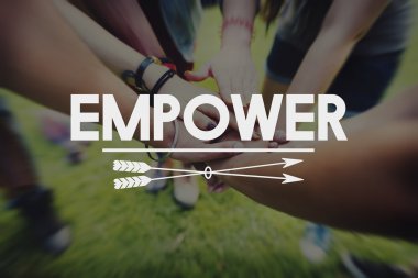 Parkta el sallayarak arkadaşlar