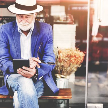 Kafede akıllı telefon olan adam