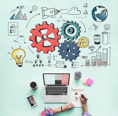 laptop ile çalışan kişi 