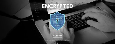 bilgisayarda çalışan adam