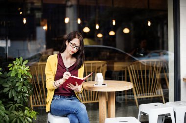 Defterde yazan kadın