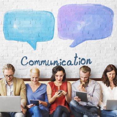 aygıtları ve iletişim ile insanlar oturup