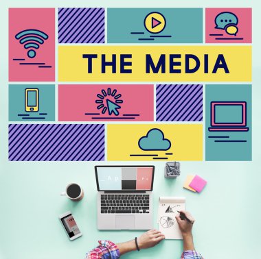 laptop ile çalışan kişi 