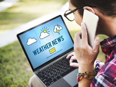 Dijital cihazlar ile çalışan adam