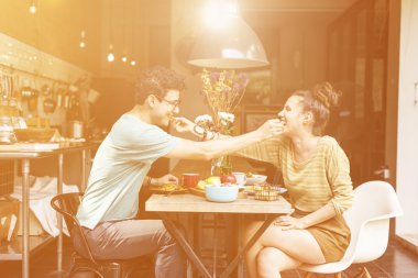 Güzel çift akşam yemeği yeme