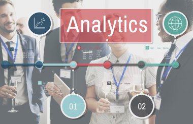 İş adamları birlikte çalışıyor.