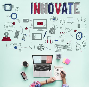 laptop ile çalışan kişi 