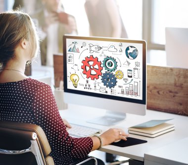 işkadını üstünde bilgisayar strateji ile çalışma