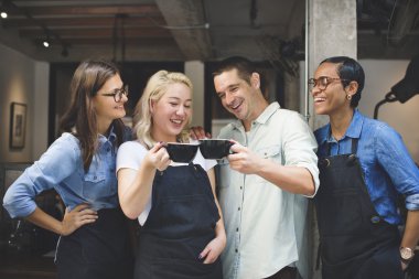 arkadaşlar garson iş başında