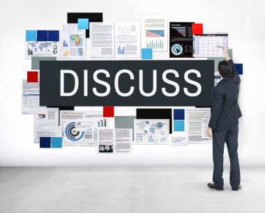 İş adamı duvara yakın duruyor 