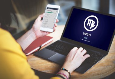 Dijital cihazlar kullanan kadın