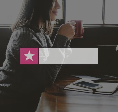 Kırmızı Kupası olan kadın 