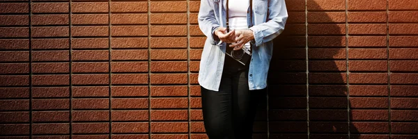 Mooie vrouw in de straat — Stockfoto