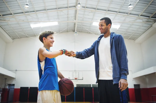 スポーツマンの男の子遊びバスケット ボールを教える — ストック写真