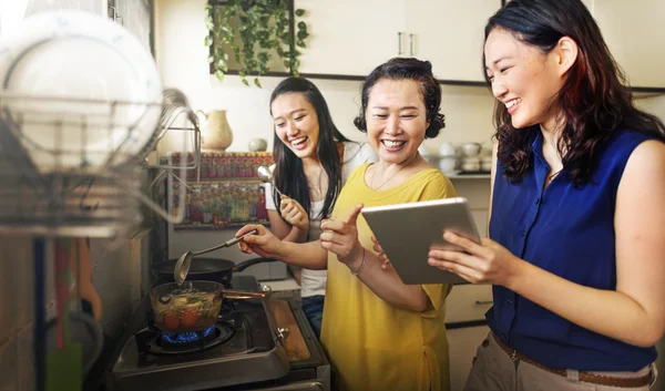 Mamá e hijas con Tablet — Foto de Stock