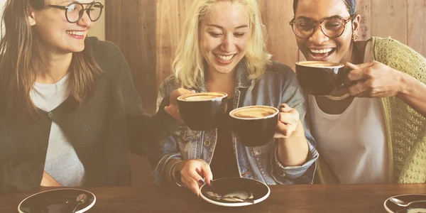 Happy přátelé pít kafe — Stock fotografie
