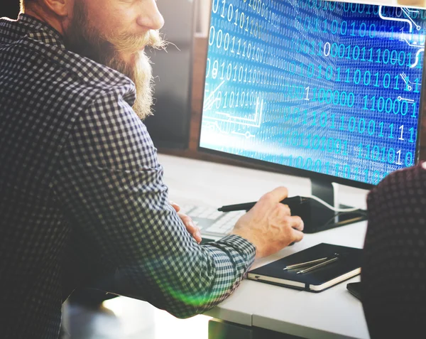 Hombre de negocios que trabaja en la computadora con código binario — Foto de Stock