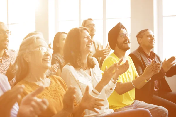 Diversità persone applaudendo — Foto Stock