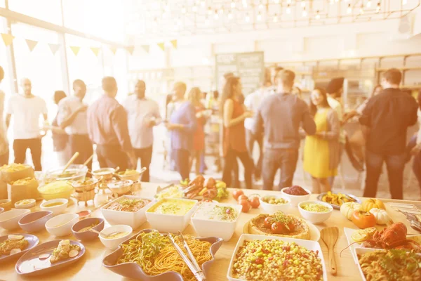 Diversidad de personas comiendo comida de recepción —  Fotos de Stock