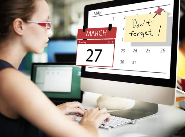 Donna d'affari che lavora su computer con calendario — Foto Stock