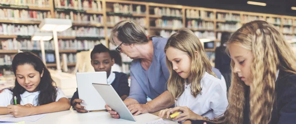 Leerlingen op school hebben Les — Stockfoto