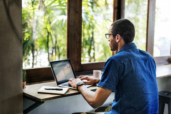 Uomo che lavora con il computer — Foto Stock