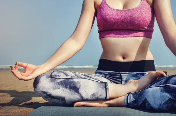 Yoga, meditasyon yapıyor kadın — Stok fotoğraf