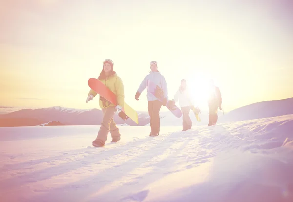 Snowboarders no topo da montanha — Fotografia de Stock