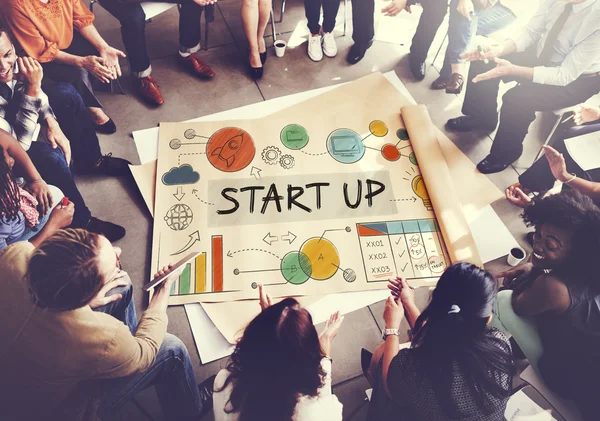 Persone sopra poster con start up — Foto Stock