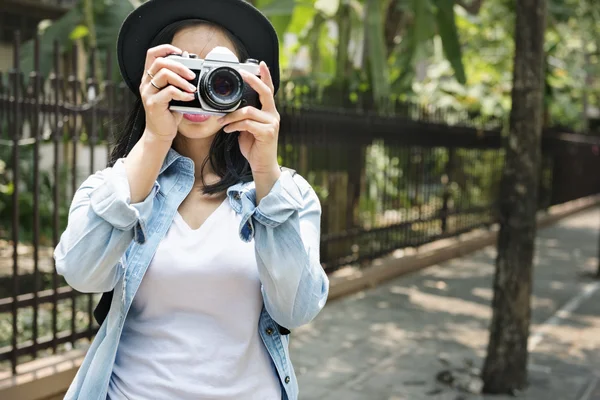 Krásná žena v ulici — Stock fotografie