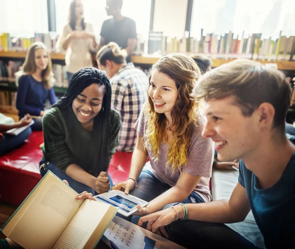 Studenten studieren am College — Stockfoto