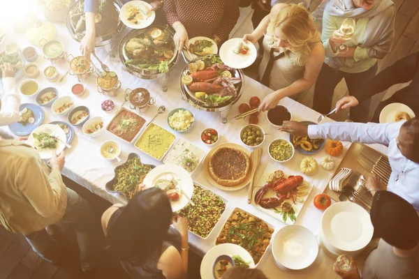 Yemek üzerinde parti insanlar — Stok fotoğraf