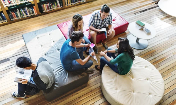 Schüler diskutieren über Buch — Stockfoto