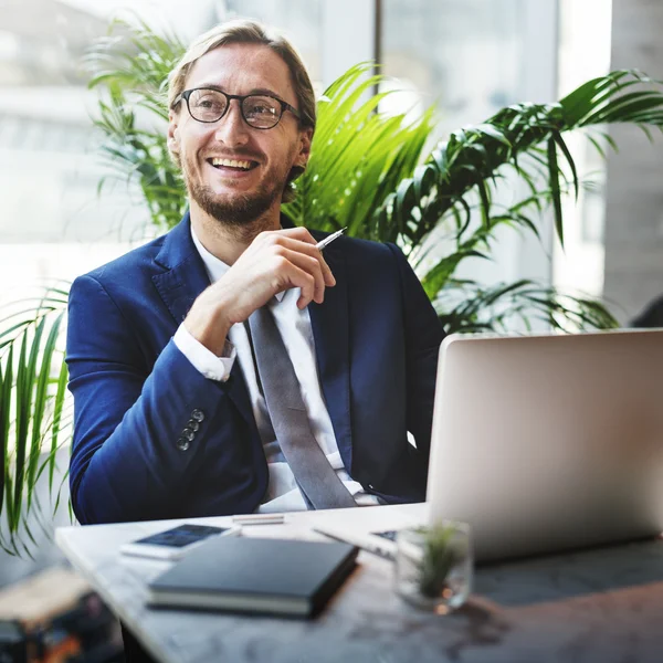 Homme d'affaires travaillant avec un ordinateur portable — Photo