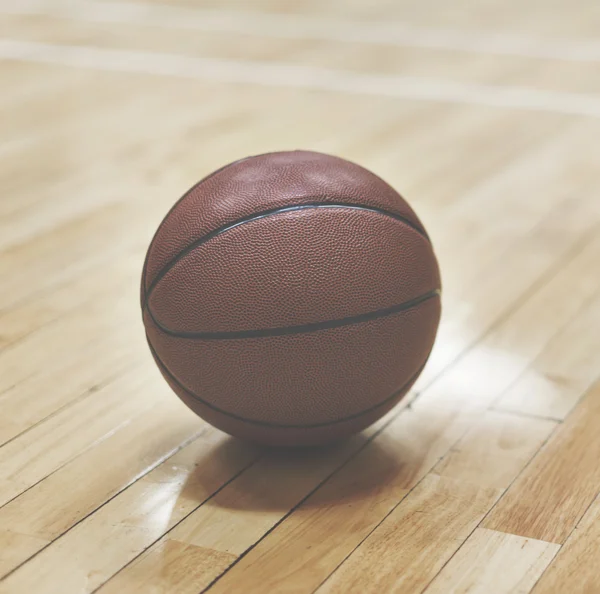 Basketbal op de houten vloer — Stockfoto