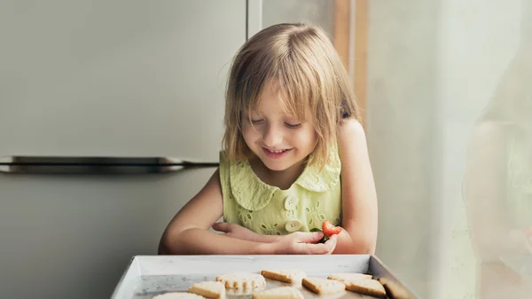 Niña haciendo galletas —  Fotos de Stock