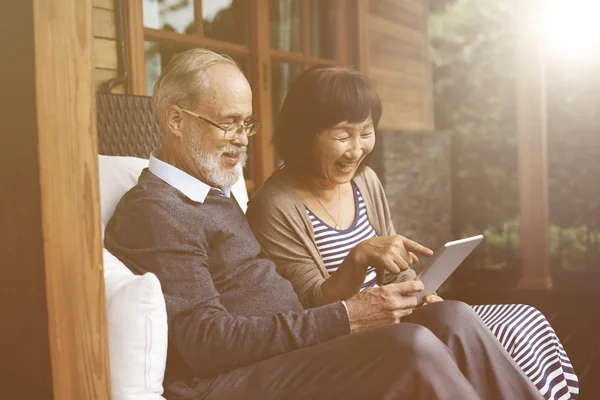 Casal bonito com tablet digital — Fotografia de Stock