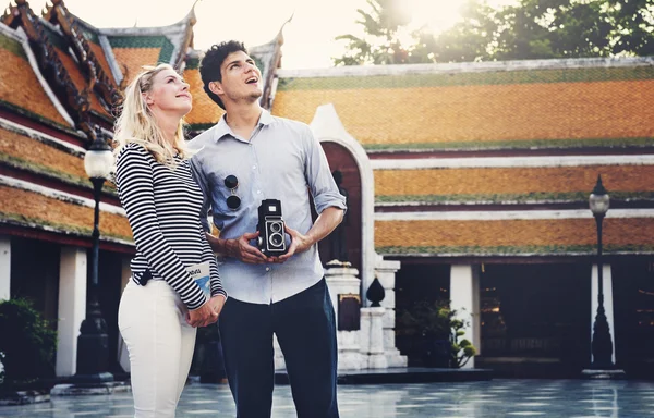 Paar reist mit Kamera — Stockfoto